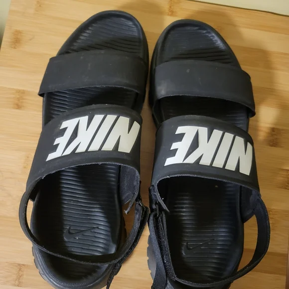 Nike Women's Black Sandals - Picture 4 of 4